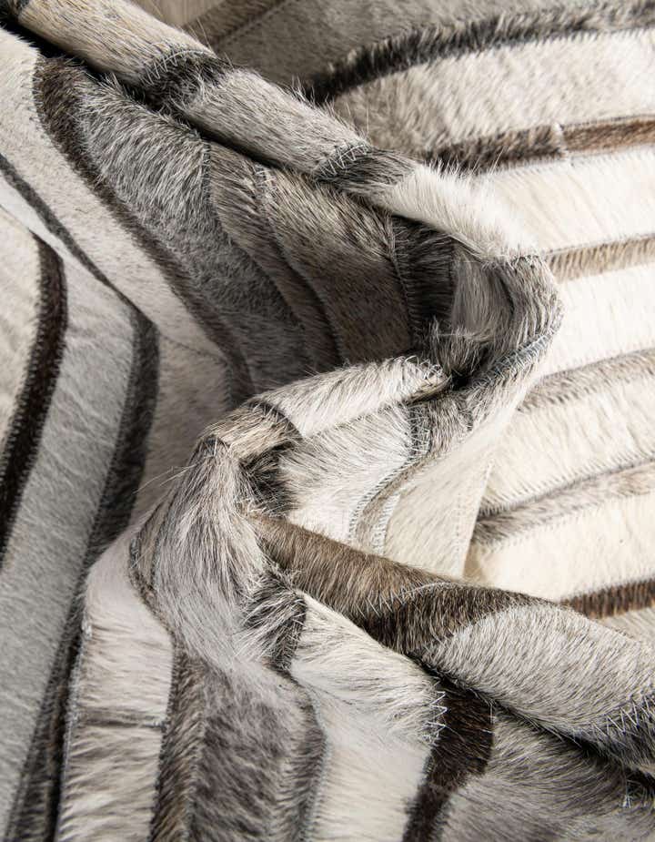 7' 10 x 7' 10 Cowhide Leather Round Rug
