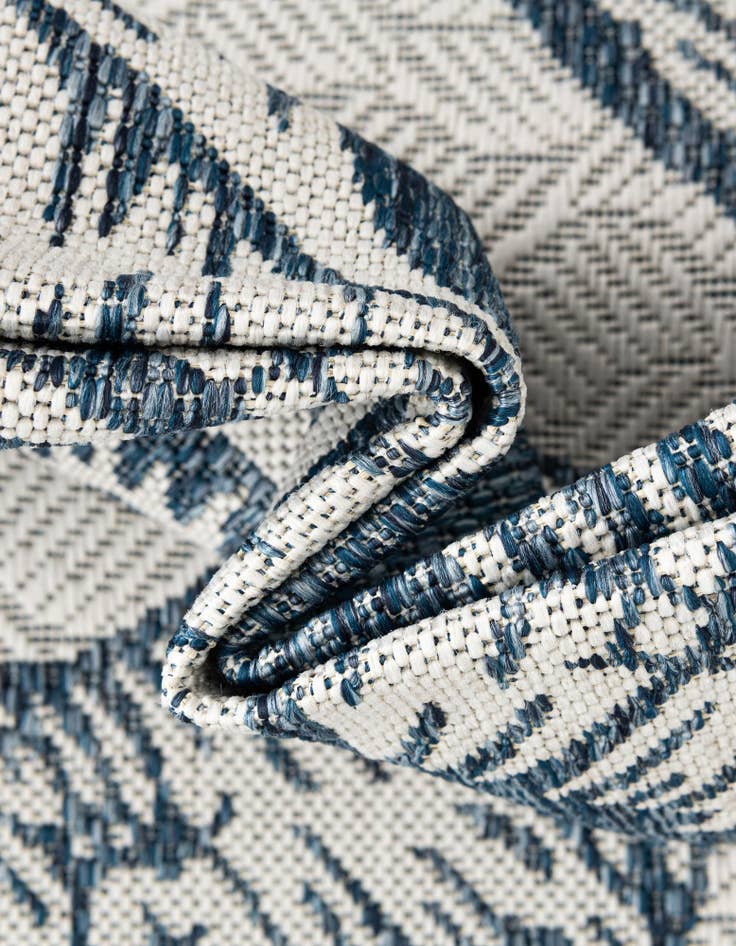 Detail image of 12' x 12' Easy-Clean Coastal Indoor / Outdoor Round Rug