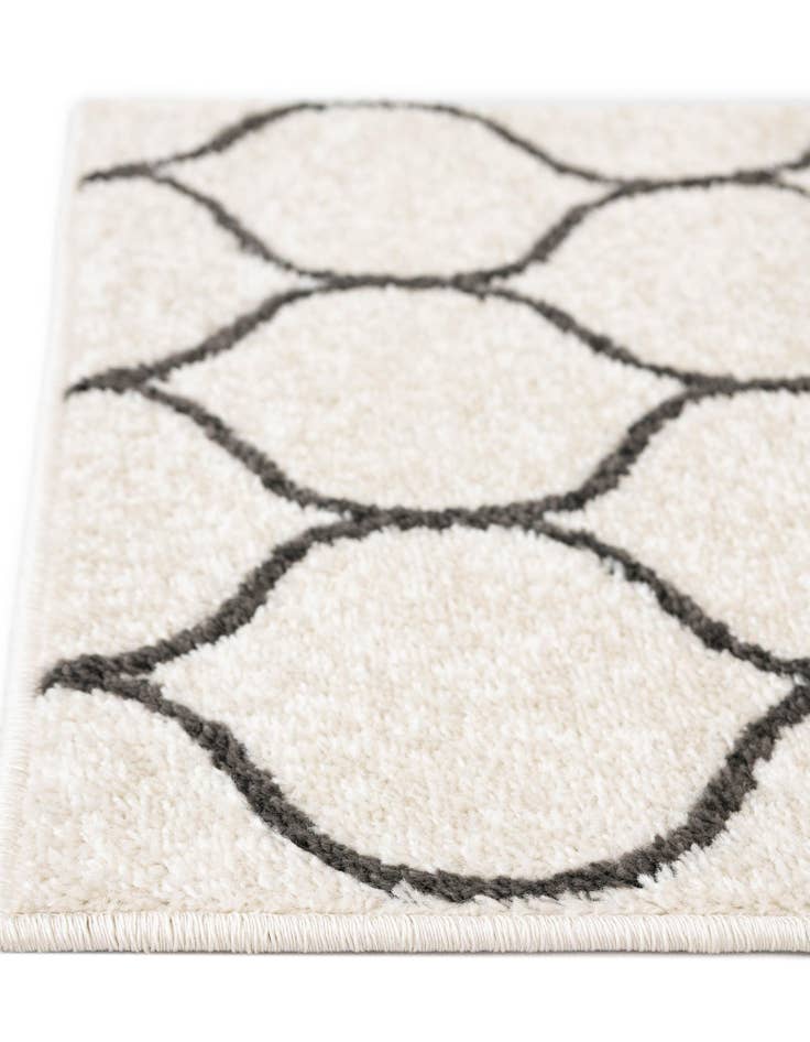 Detail image of 5' 3 x 5' 3 Lattice Frieze Octagon Rug