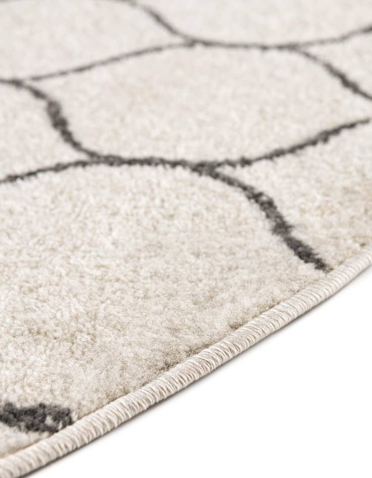 Detail image of 3' x 5' 3 Lattice Frieze Oval Rug