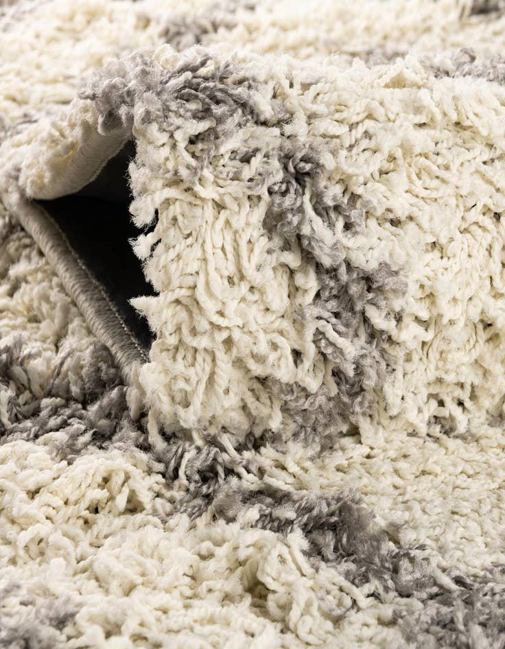 Detail image of 4' x 6' Lattice Shag Oval Rug