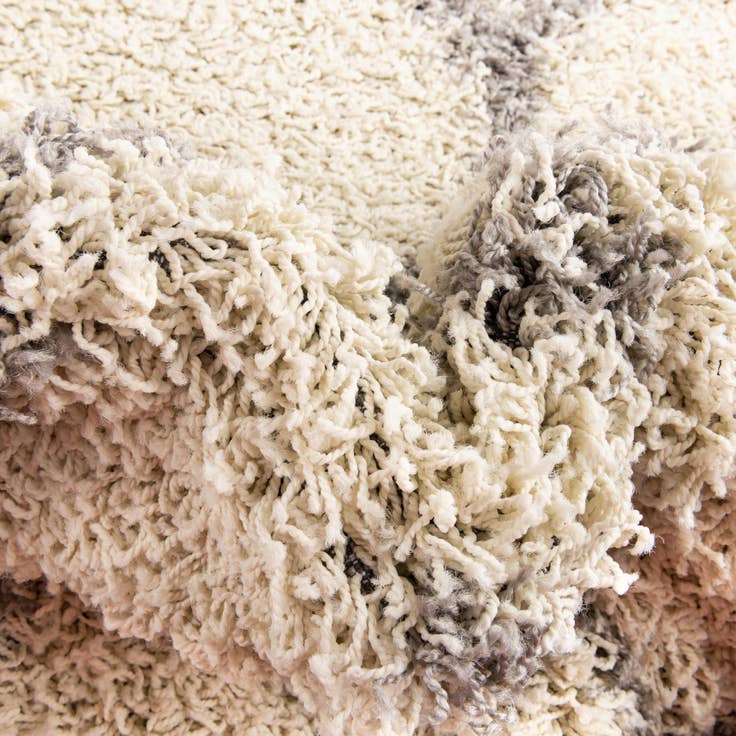 Detail image of 4' x 6' Lattice Shag Oval Rug