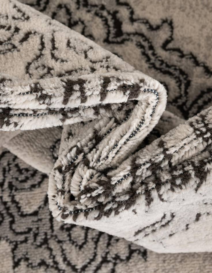 Detail image of 6' x 9' Nyla Oval Rug