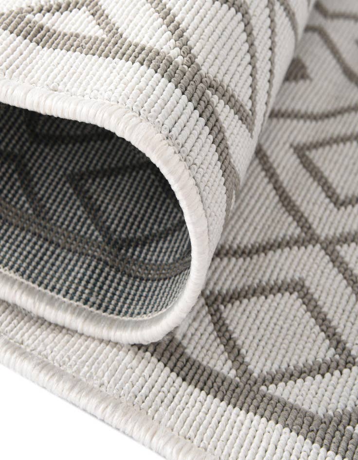 Detail image of 7' 10 x 10' Easy-Clean Lattice Indoor / Outdoor Oval Rug