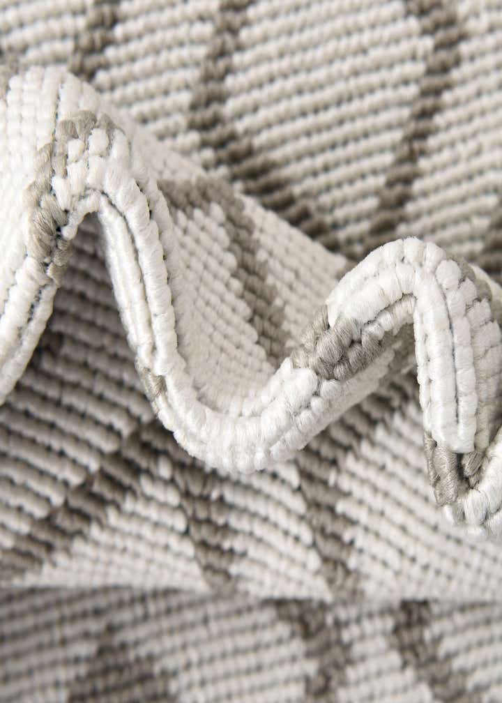 5' 3 x 8' Easy-Clean Trellis Indoor / Outdoor Oval Rug