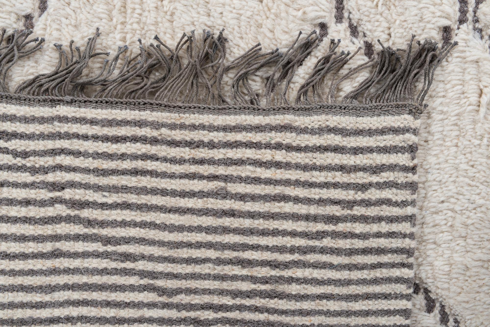 5' 7 x 7' 8 Hand Knotted Darya Wool Rug