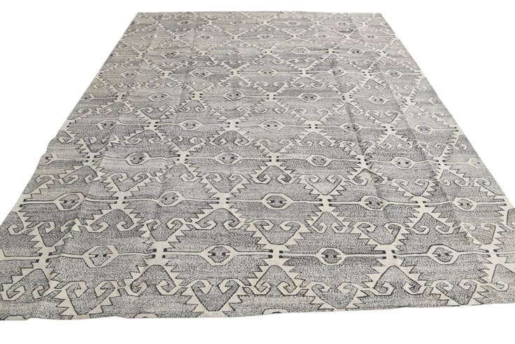 Detail image of 8' 4 x 10' 9 Hand Woven Darya Wool Rug