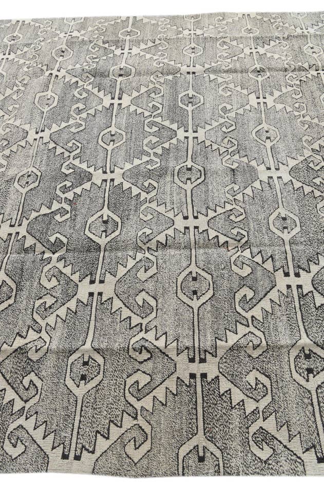 Detail image of 8' 4 x 10' 9 Hand Woven Darya Wool Rug