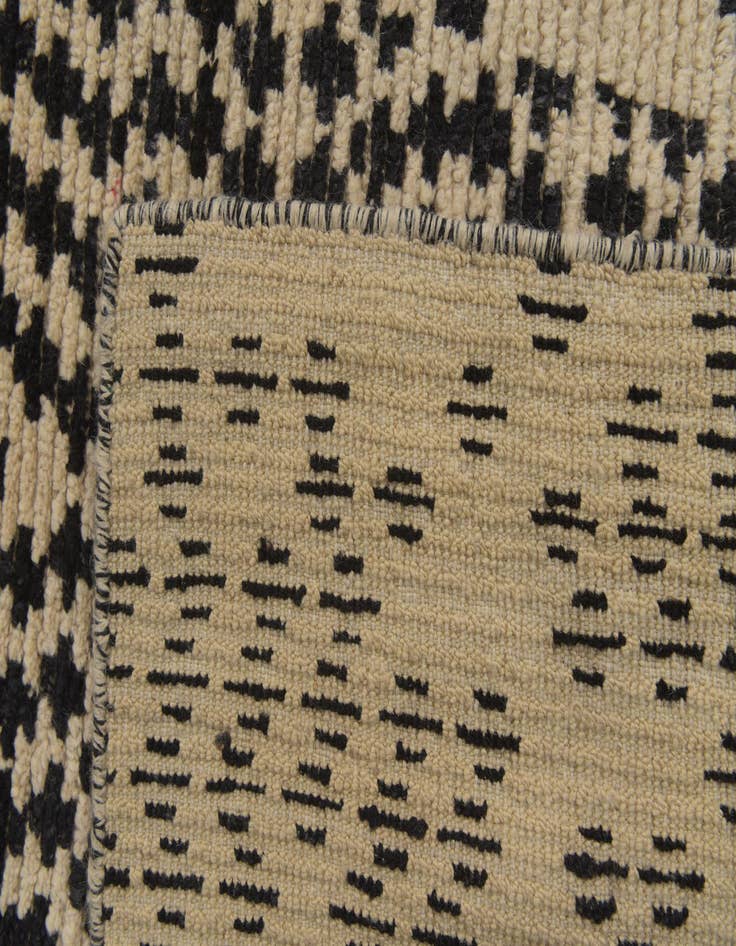Detail image of 5' 8 x 7' 9  Hand Knotted Darya Wool Rug