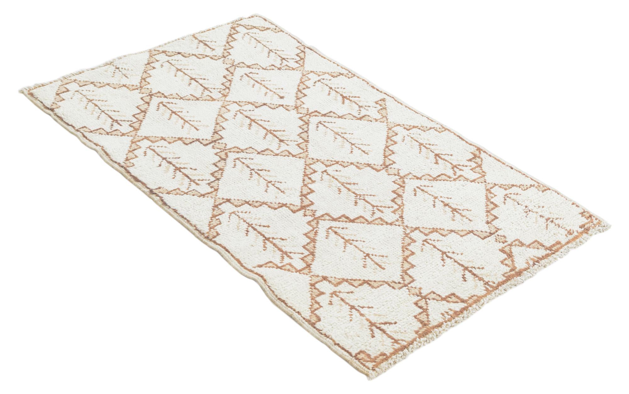 2' 7 x 4' 5 Hand Knotted Darya Wool Rug