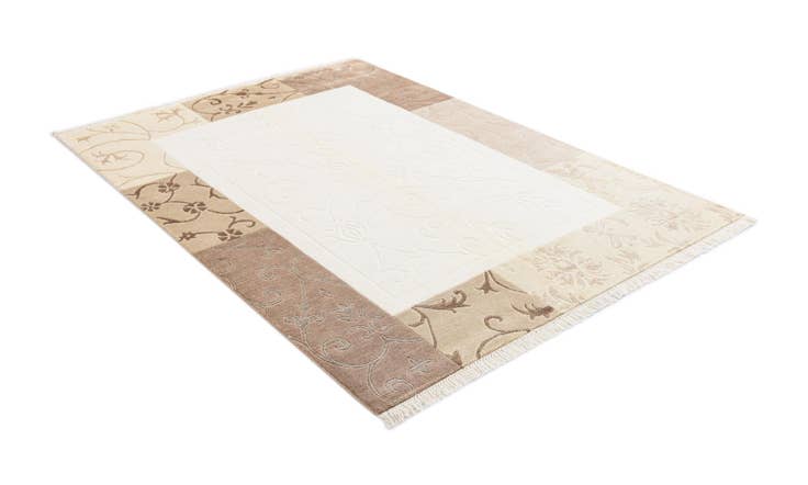 Detail image of 4' 7 x 6' 7 Hand Knotted Darya Wool Rug