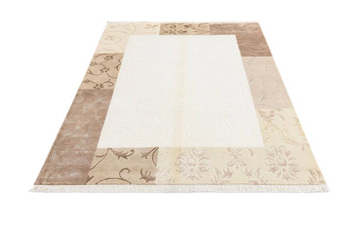 Detail image of 4' 7 x 6' 7 Hand Knotted Darya Wool Rug