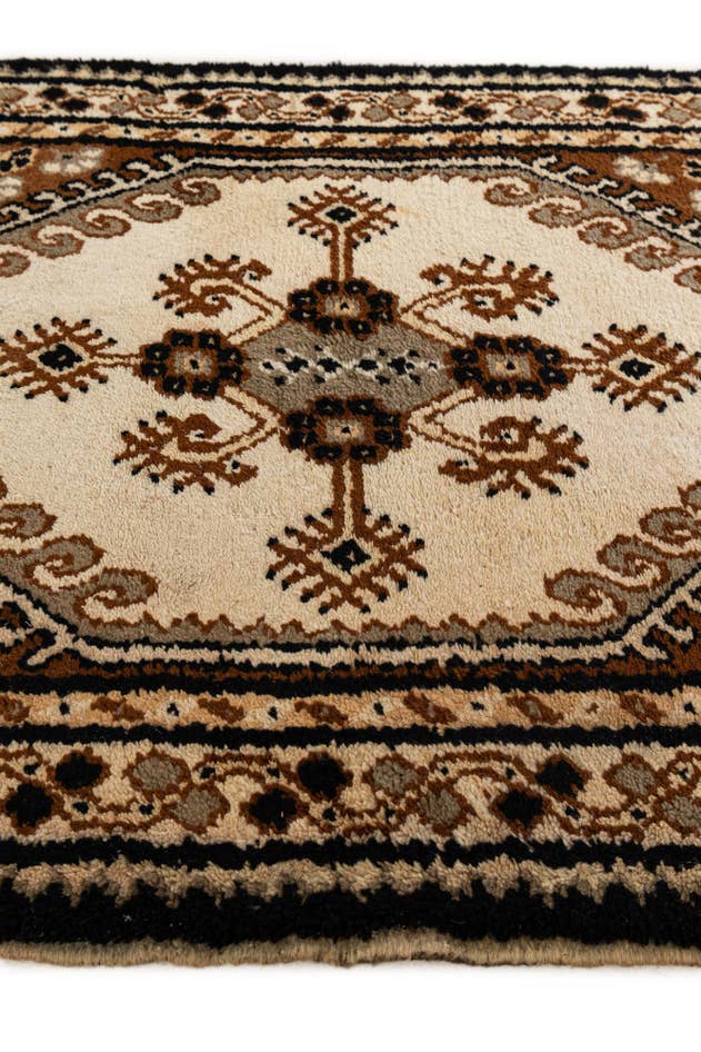 Detail image of 2' 8 x 4' 10 Hand Knotted Fars Wool Rug