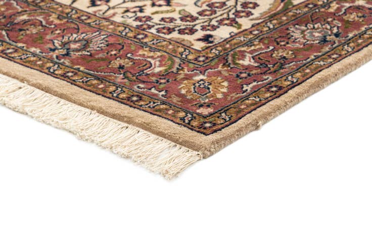 Detail image of 4' x 6' 8 Hand Knotted Isfahan Wool Rug