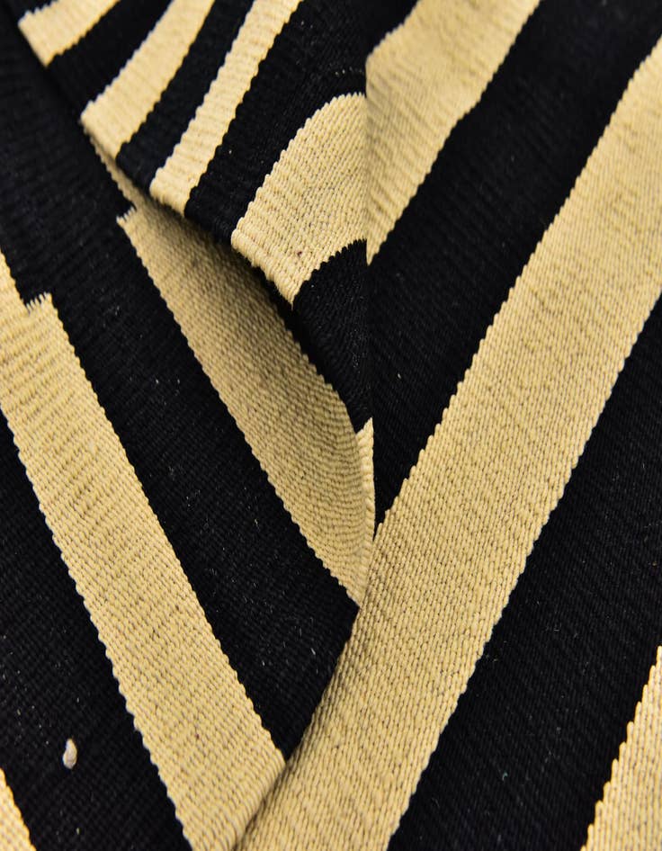 Detail image of 4' 2 x 5' 9  Hand Woven Kilim Modern Wool Rug