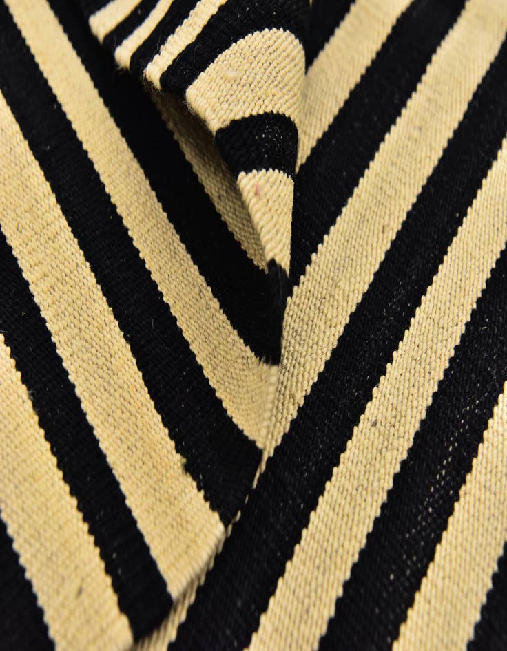 Detail image of 4' 3 x 5' 9  Hand Woven Kilim Modern Wool Rug