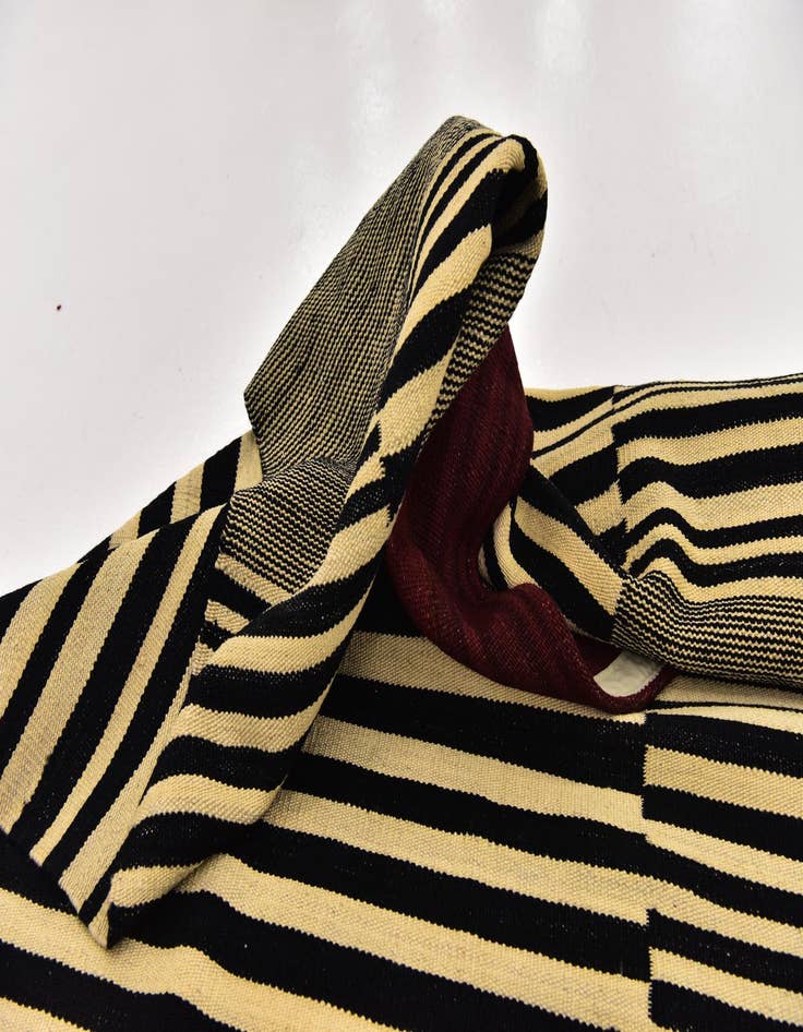 Detail image of 4' 2 x 5' 10  Hand Woven Kilim Modern Wool Rug