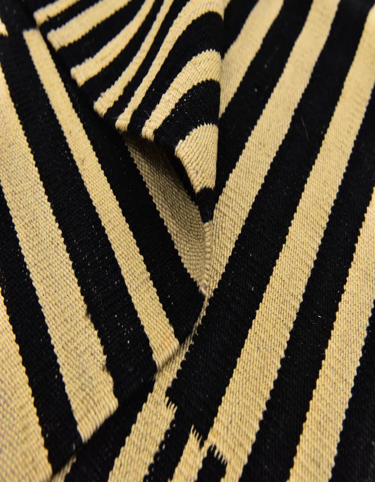 Detail image of 4' 2 x 5' 10  Hand Woven Kilim Modern Wool Rug