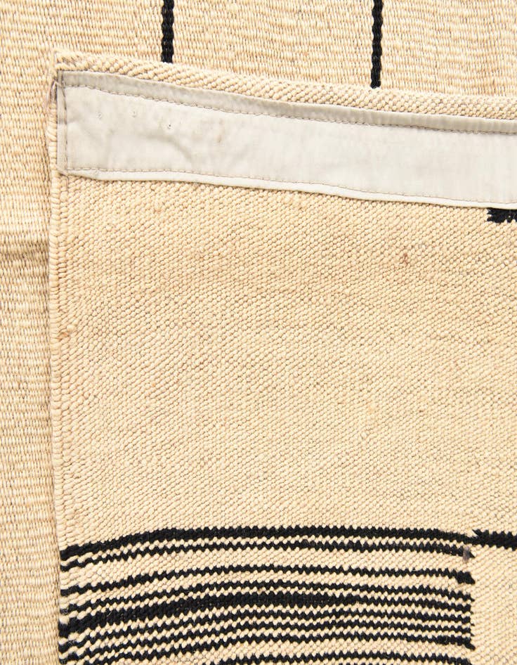 Detail image of 4' 1 x 5' 10  Hand Woven Kilim Modern Wool Rug