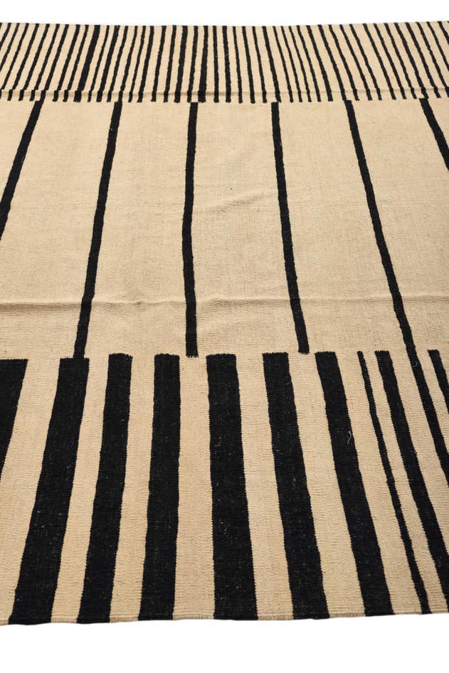 Detail image of 8' 4 x 9' 4 Hand Woven Kilim Modern Wool Rug