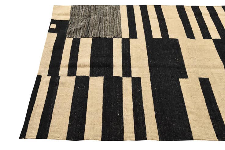 Detail image of 4' x 5' 10 Hand Woven Kilim Modern Wool Rug