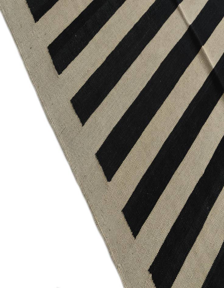 Detail image of 8' 4 x 11'  Hand Woven Kilim Modern Wool Rug