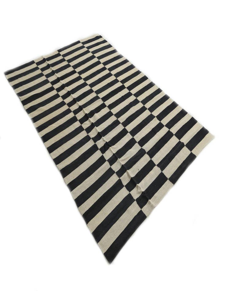 Detail image of 5' 6 x 7' 9  Hand Woven Kilim Modern Wool Rug