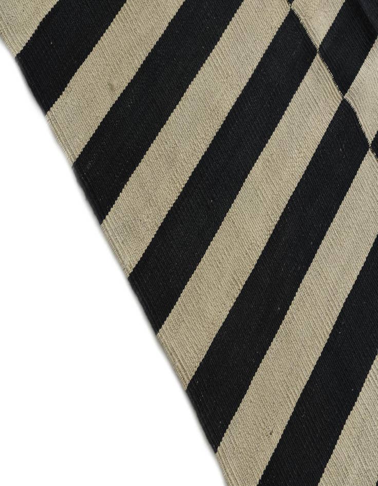 Detail image of 5' 6 x 7' 9  Hand Woven Kilim Modern Wool Rug