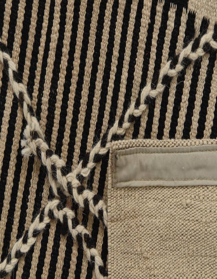 Detail image of 6' 7 x 9' 8  Hand Woven Kilim Modern Wool Rug
