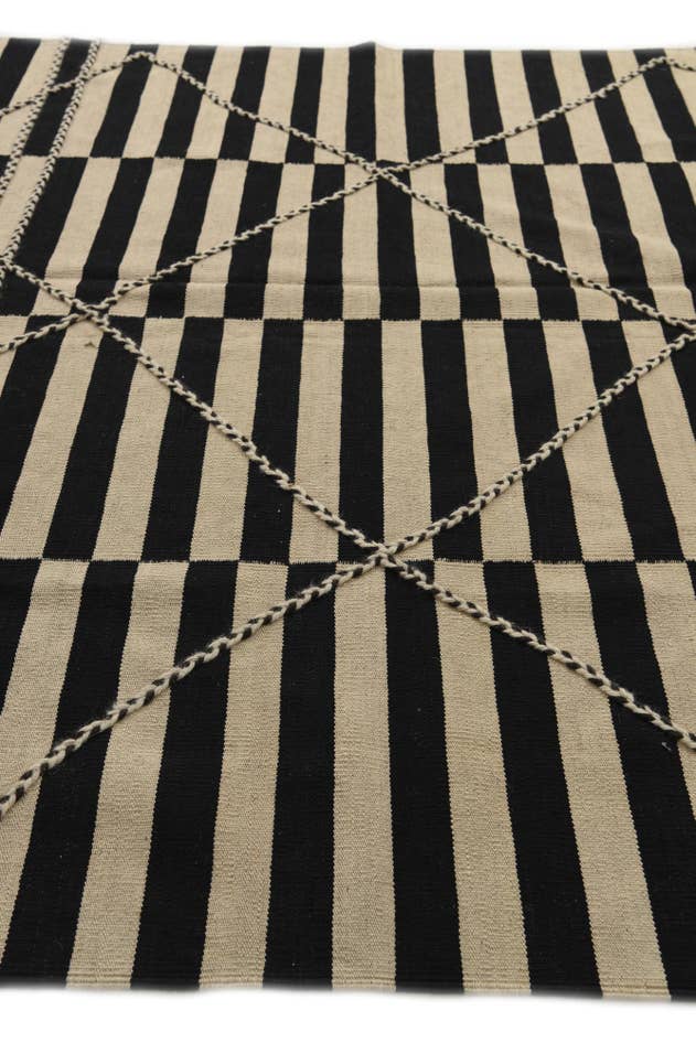 Detail image of 6' 8 x 9' 10 Hand Woven Kilim Modern Wool Rug