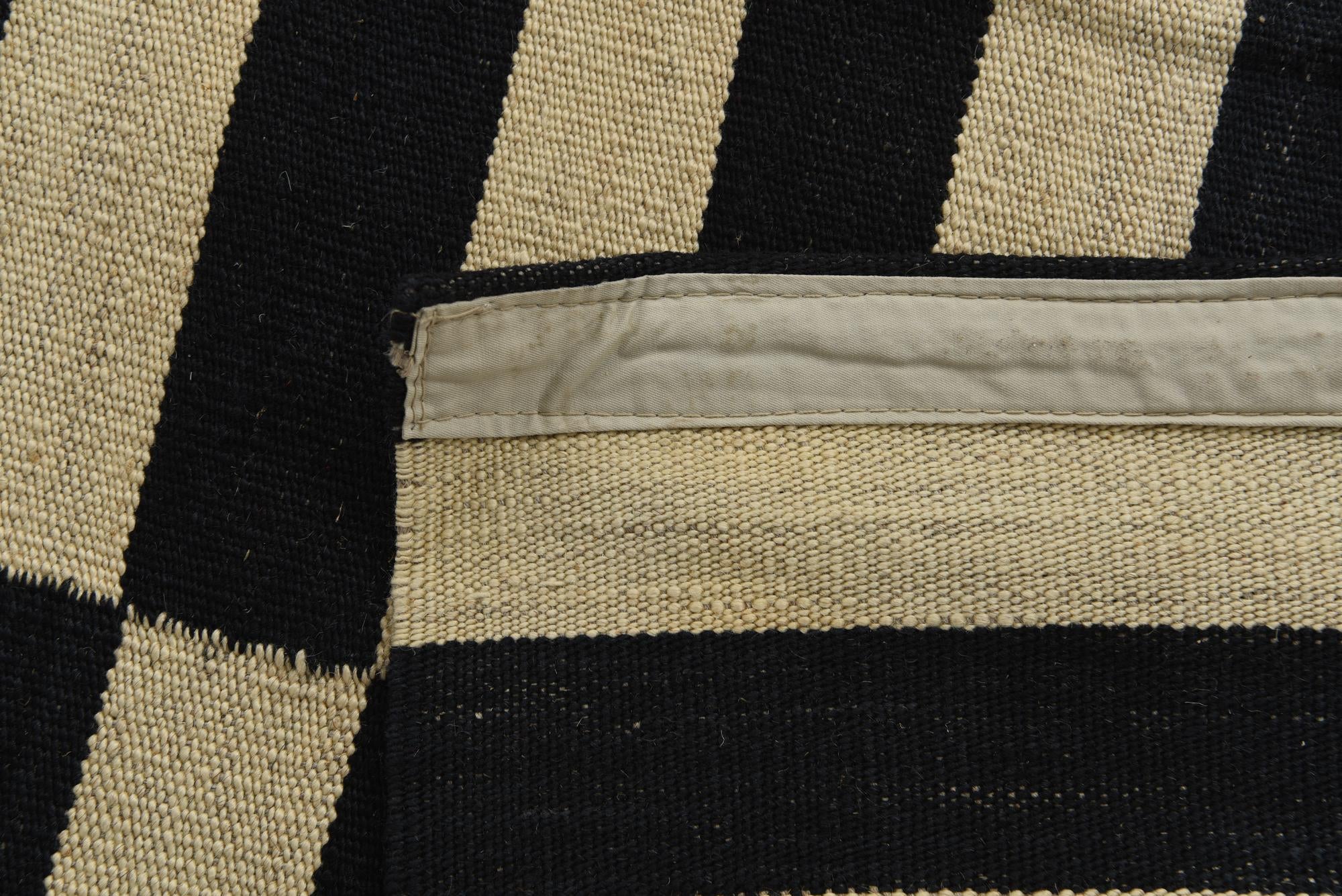 4' x 5' 10 Hand Woven Kilim Modern Wool Rug