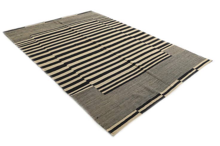 Detail image of 5' 6 x 8' Hand Woven Kilim Modern Wool Rug