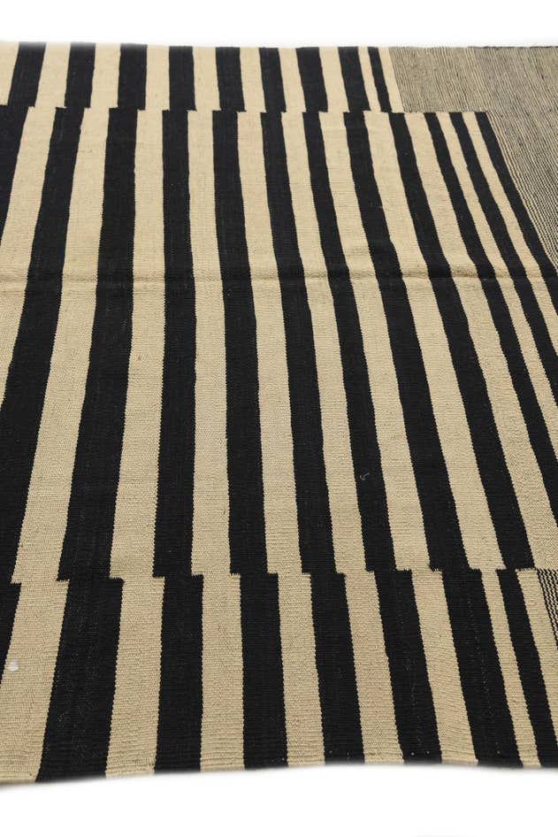 Detail image of 5' 6 x 8' Hand Woven Kilim Modern Wool Rug