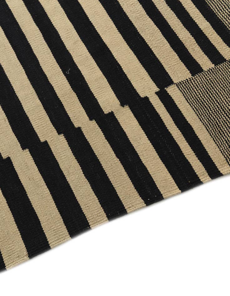 Detail image of 5' 6 x 8'  Hand Woven Kilim Modern Wool Rug