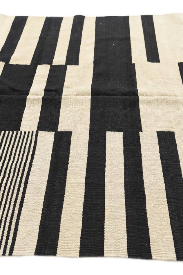 Detail image of 5' 1 x 6' 9 Hand Woven Kilim Modern Wool Rug