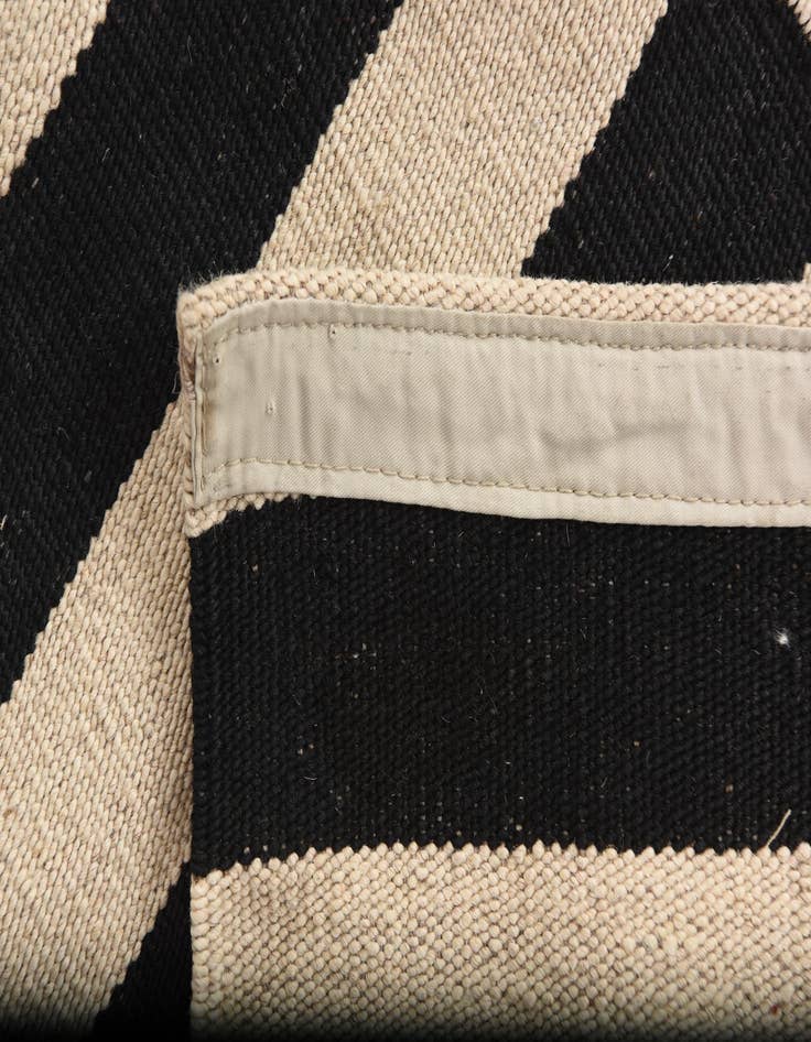 Detail image of 5' 8 x 7' 7  Hand Woven Kilim Modern Wool Rug