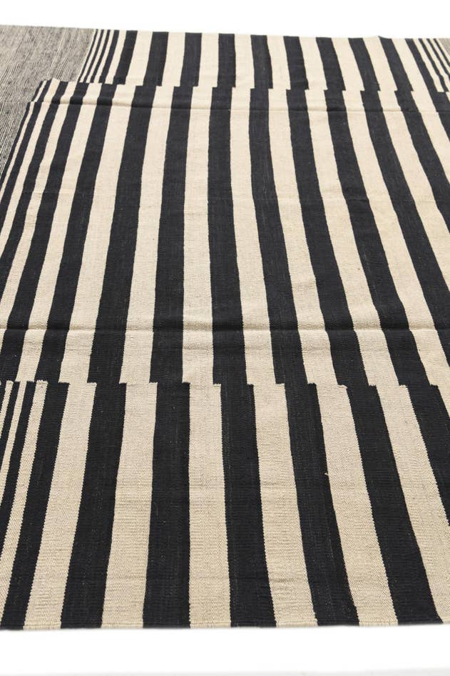 Detail image of 8' 4 x 9' 6 Hand Woven Kilim Modern Wool Rug