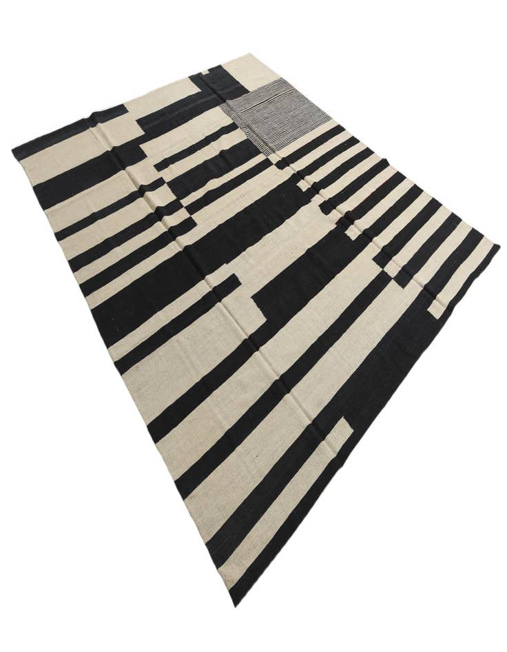 Detail image of 8' 5 x 9' 6  Hand Woven Kilim Modern Wool Rug