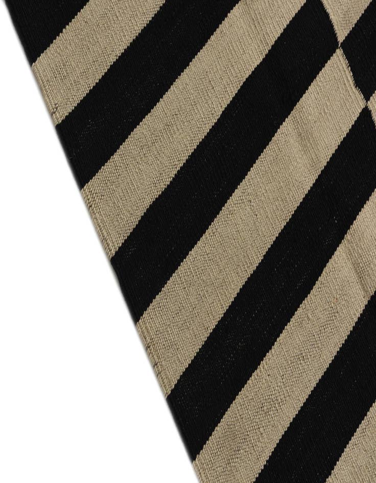 Detail image of 4' x 5' 10  Hand Woven Kilim Modern Wool Rug