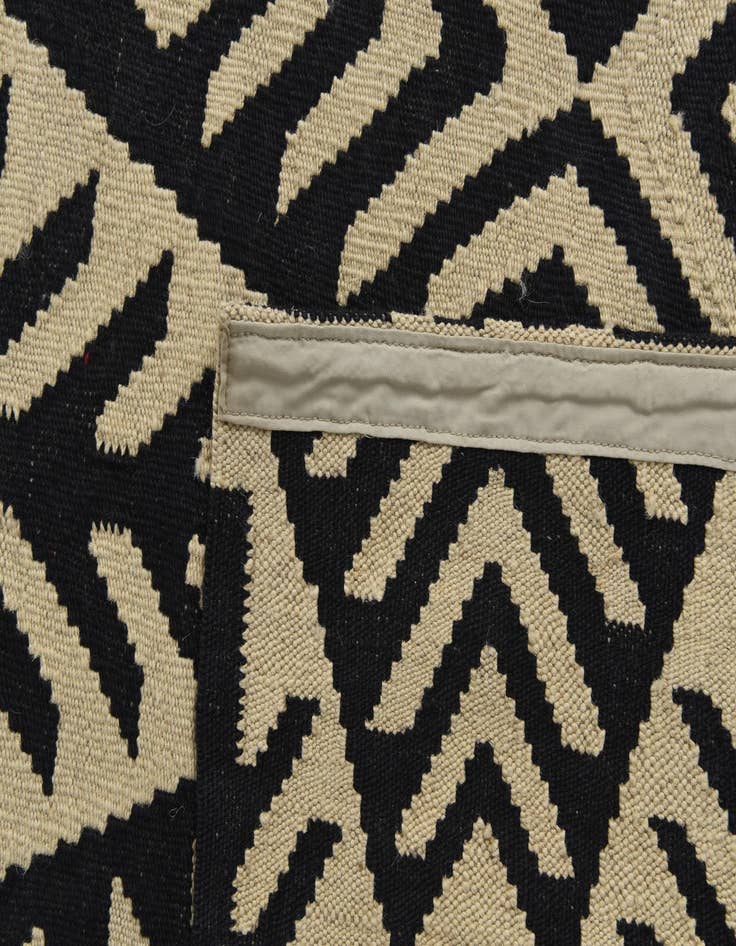 Detail image of 7' x 9' 9  Hand Woven Kilim Modern Wool Rug