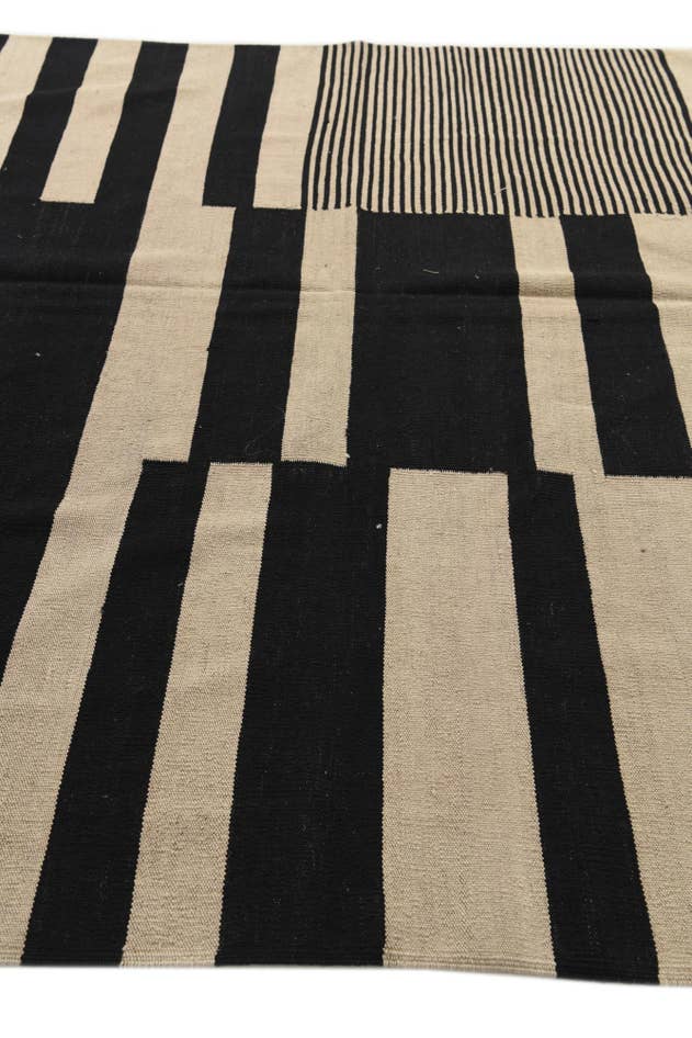 Detail image of 6' 9 x 9' 6 Hand Woven Kilim Modern Wool Rug