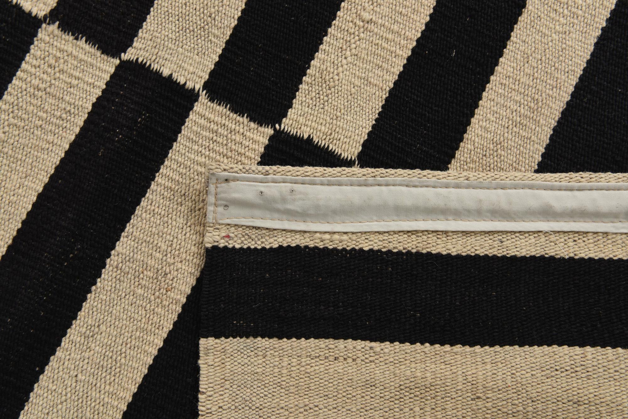 5' 9 x 7' 10 Hand Woven Kilim Modern Wool Rug