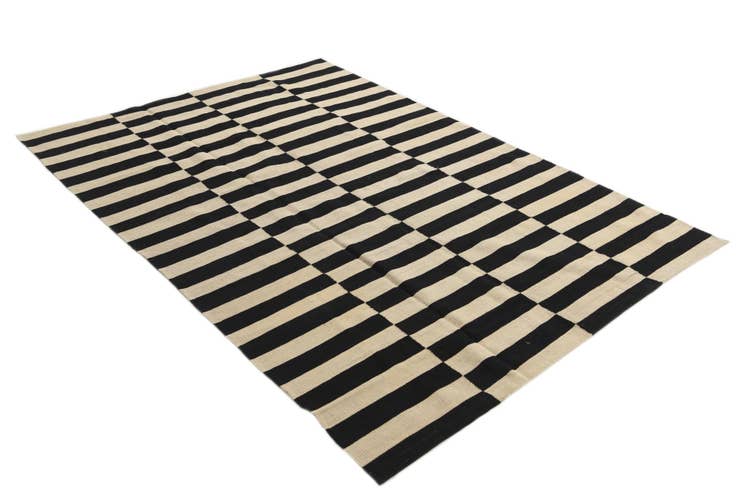 Detail image of 5' 6 x 7' 10 Hand Woven Kilim Modern Wool Rug