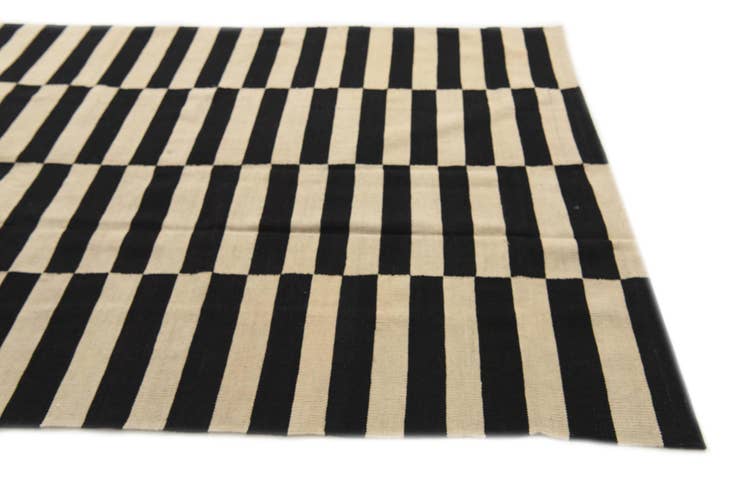 Detail image of 5' 6 x 7' 10 Hand Woven Kilim Modern Wool Rug