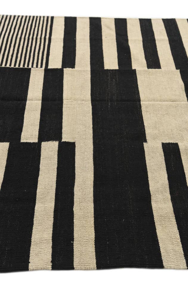 Detail image of 5' x 6' 8 Hand Woven Kilim Modern Wool Rug