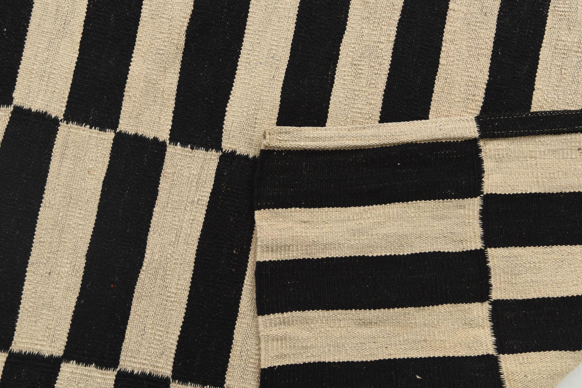 2' 9 x 3' 10 Hand Woven Kilim Modern Wool Rug