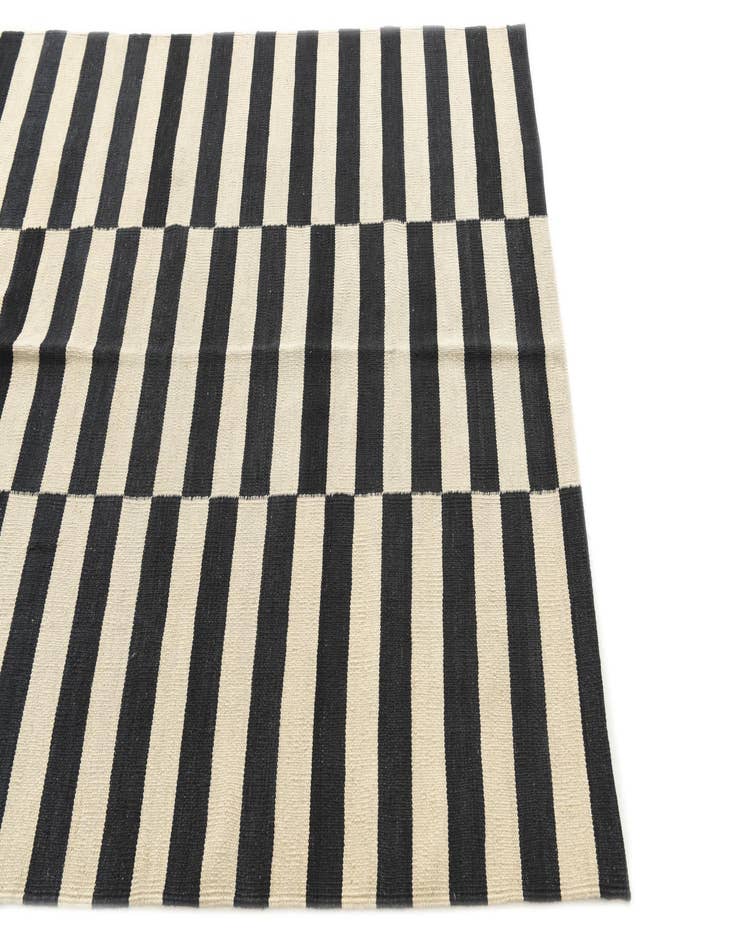 Detail image of 4' 3 x 5' 10  Hand Woven Kilim Modern Wool Rug