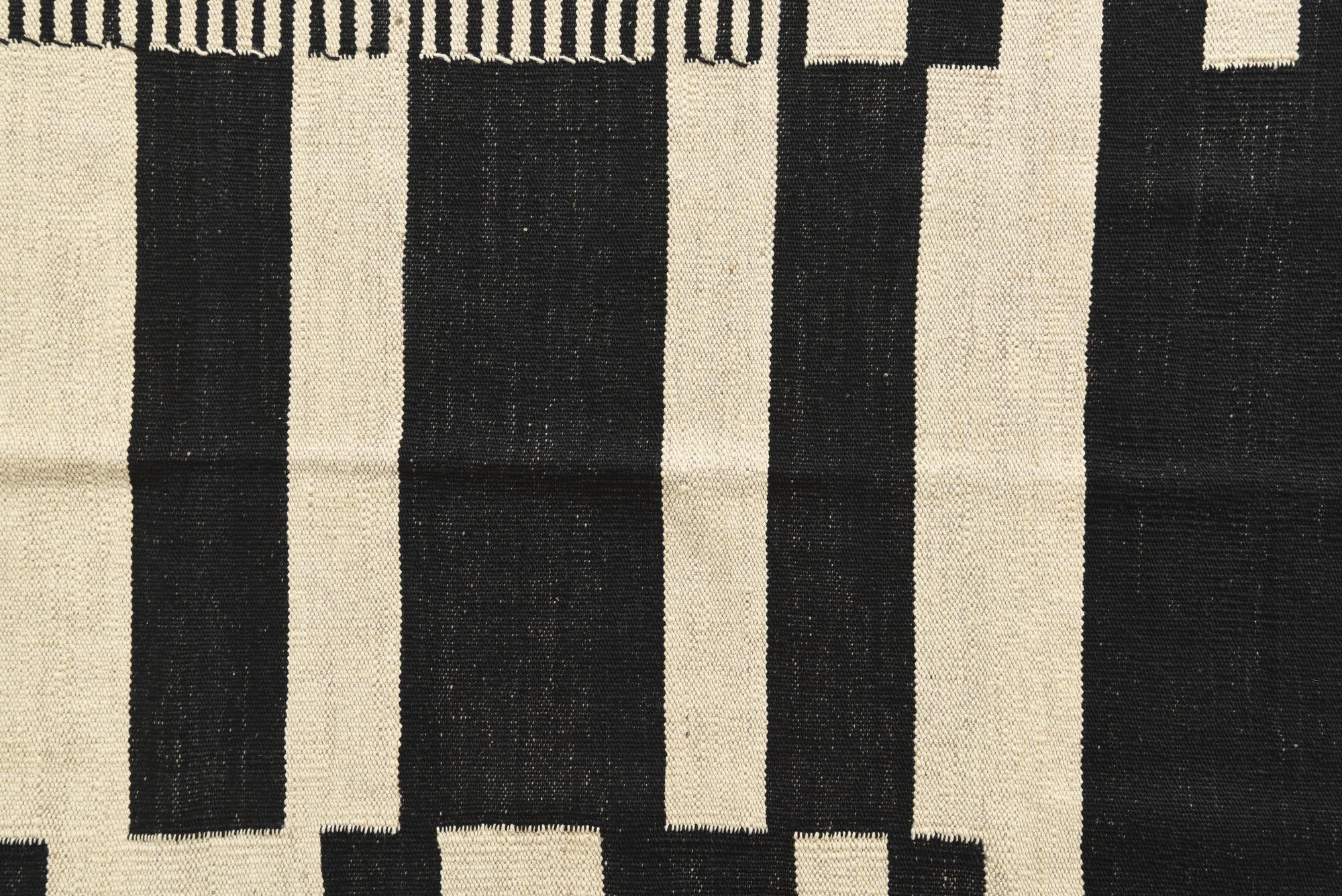 5' 1 x 6' 7 Hand Woven Kilim Modern Wool Rug
