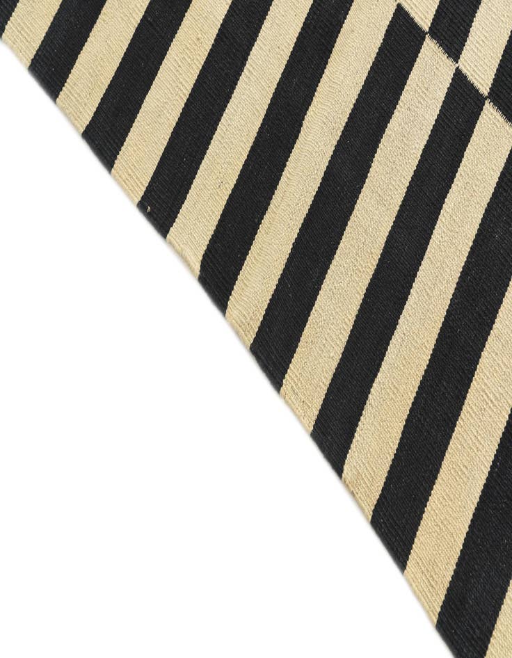 Detail image of 5' 9 x 7' 9  Hand Woven Kilim Modern Wool Rug