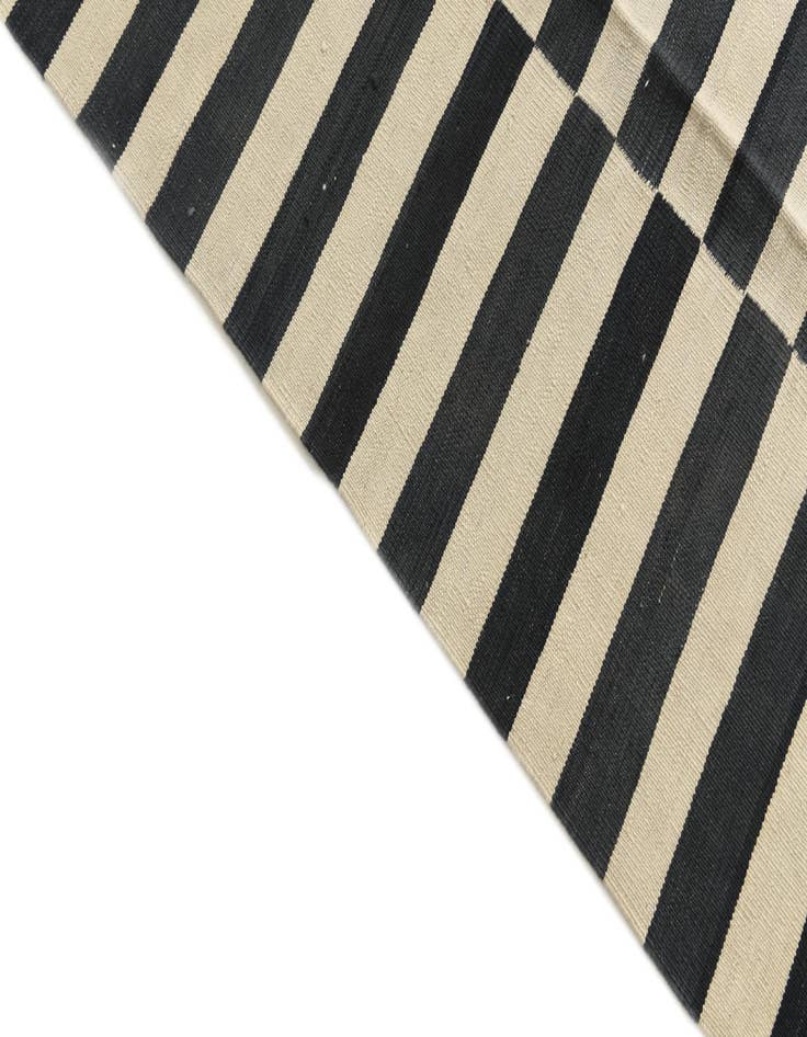 Detail image of 5' 4 x 7' 8  Hand Woven Kilim Modern Wool Rug